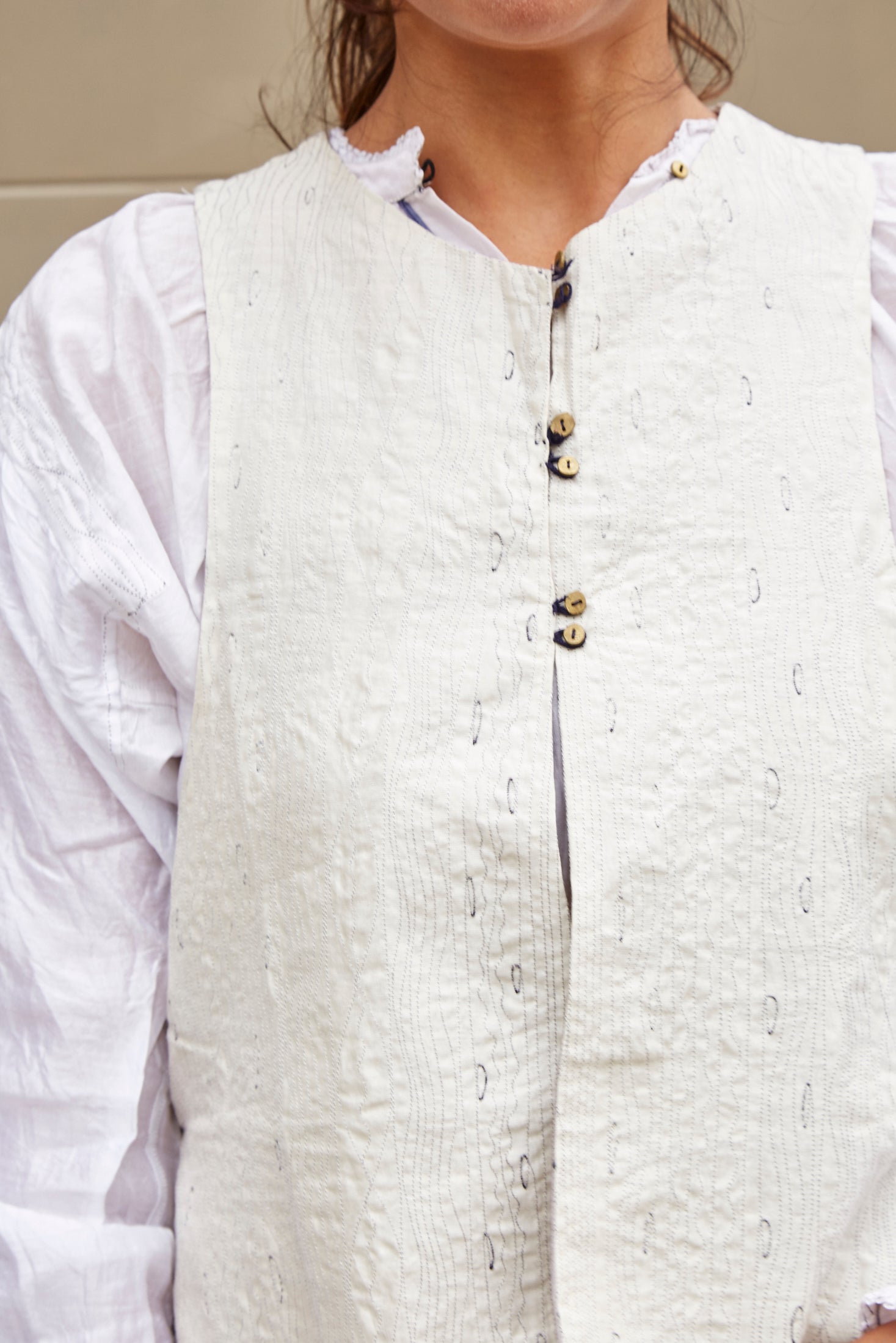 EMBROIDERY WAISTCOAT, IVORY - SAAKI