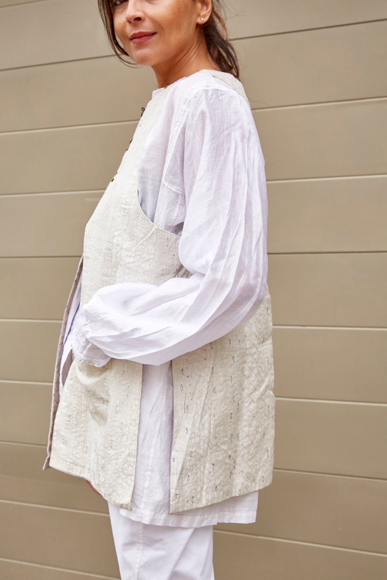EMBROIDERY WAISTCOAT, IVORY - SAAKI