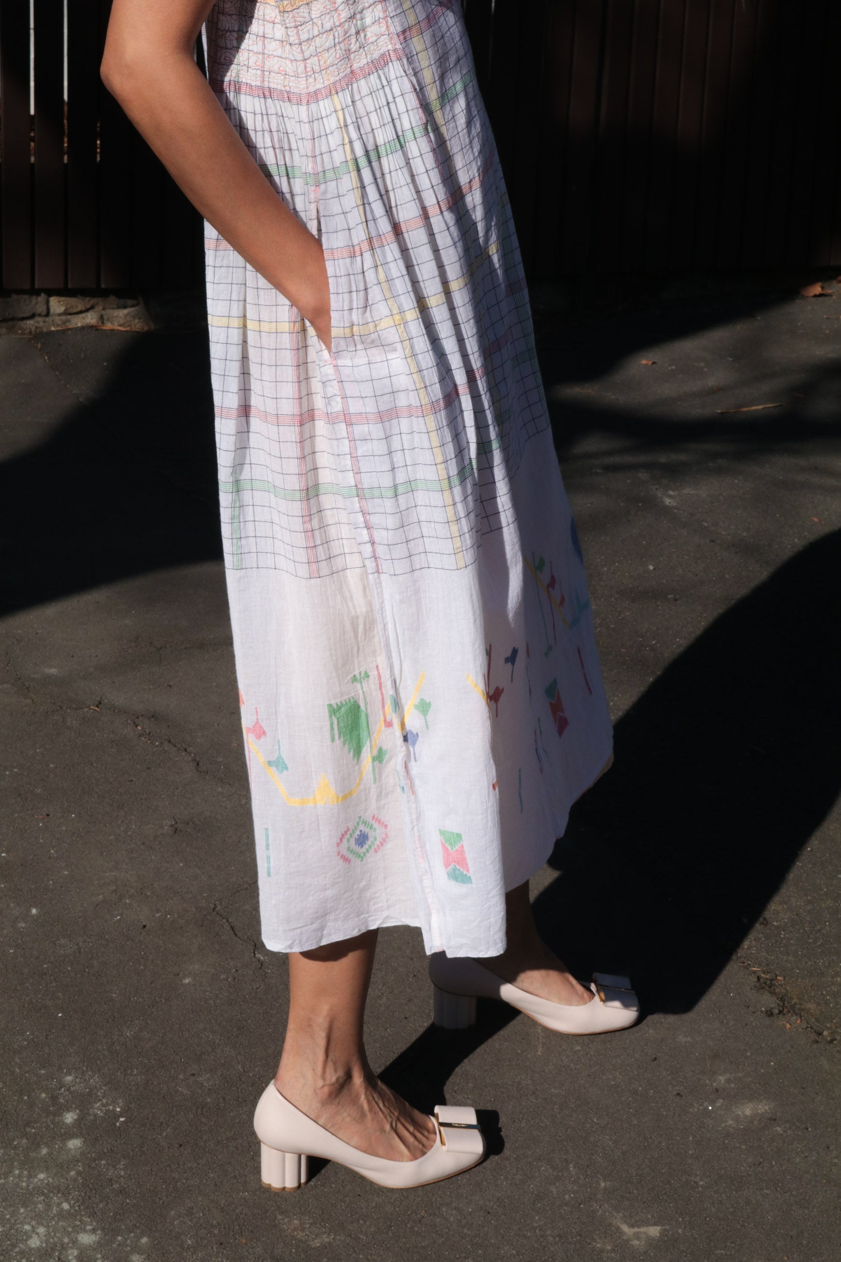 MUSLIN JAMDANI//CHECK DRESS, WHITE SLEEVELESS - SAAKI