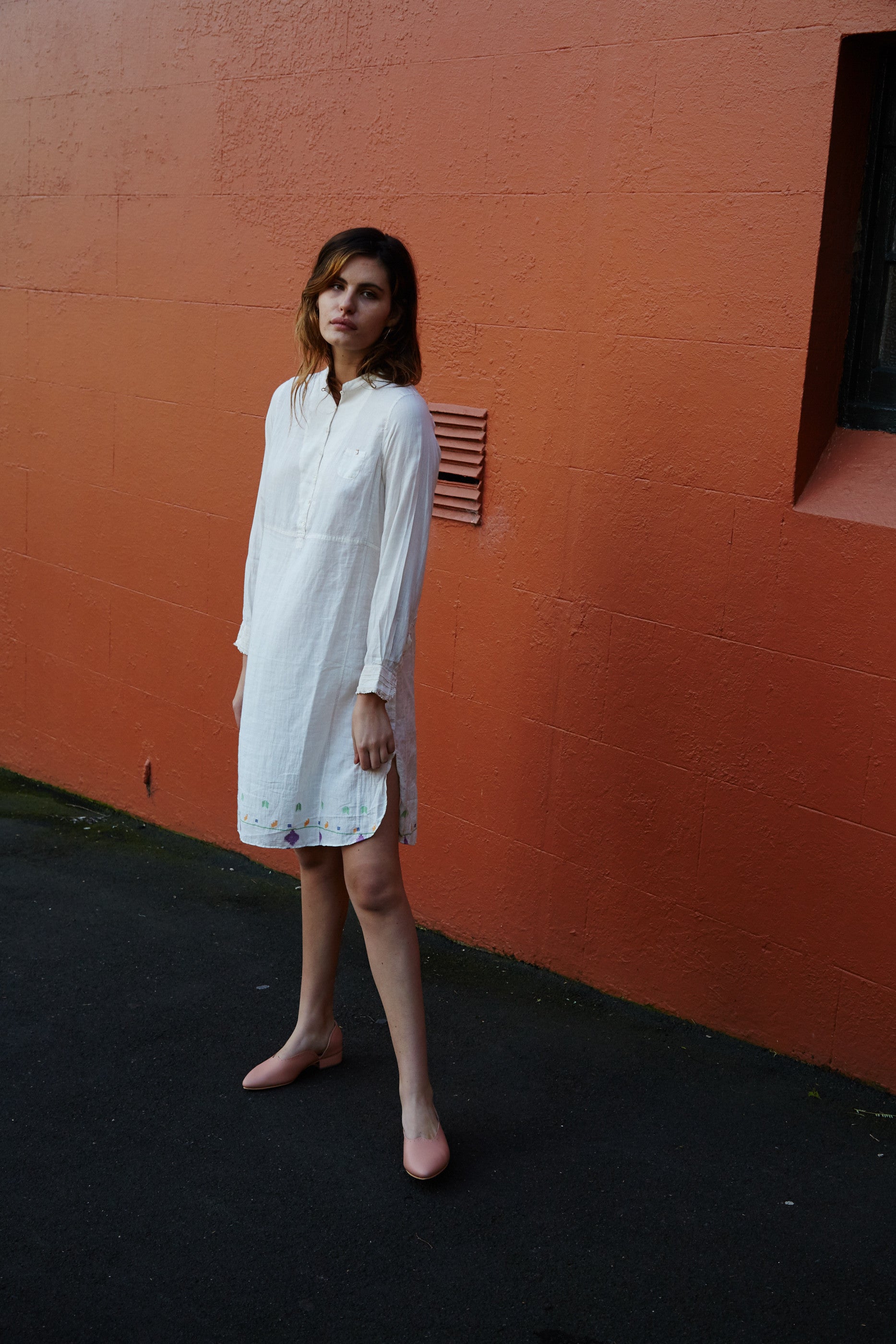 RUCHED CUFF SHIRT DRESS, ECRU - SAAKI