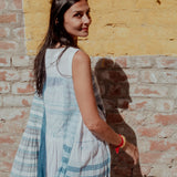 LATA DRESS SLEEVELESS, WHITE // BLUE