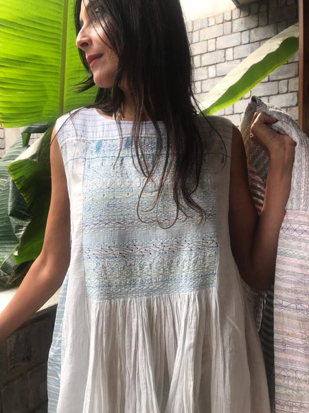 JAMDANI DRESS SLEEVELESS, WHITE // BLUE - SAAKI