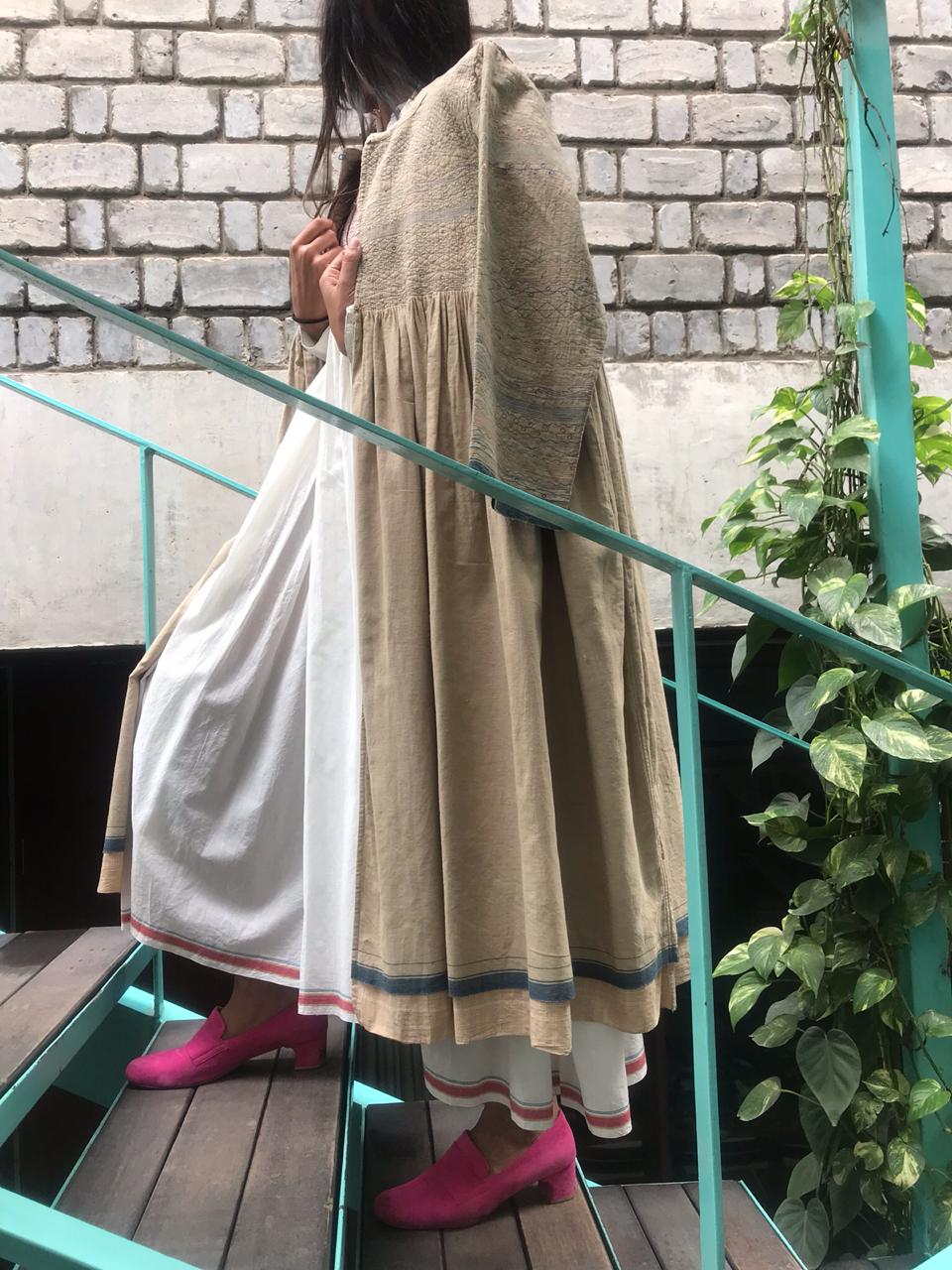 PLEATED COAT DRESS, KHAKI - SAAKI