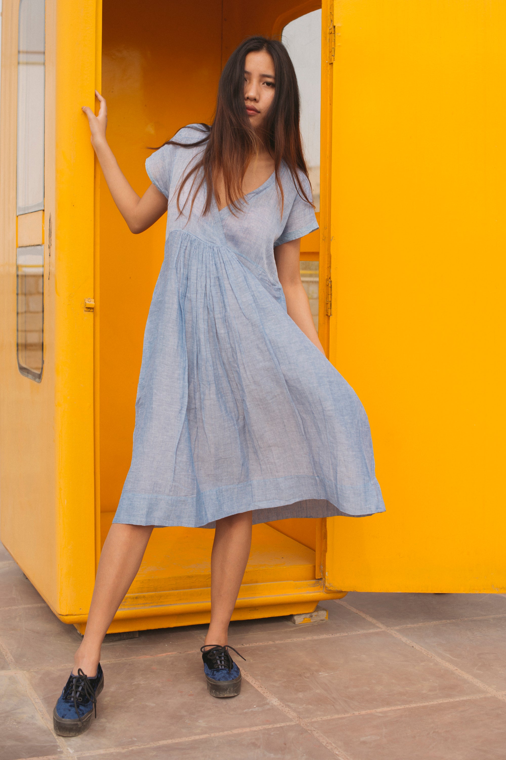 V-NECK RUCHED DRESS, LIGHT BLUE - SAAKI