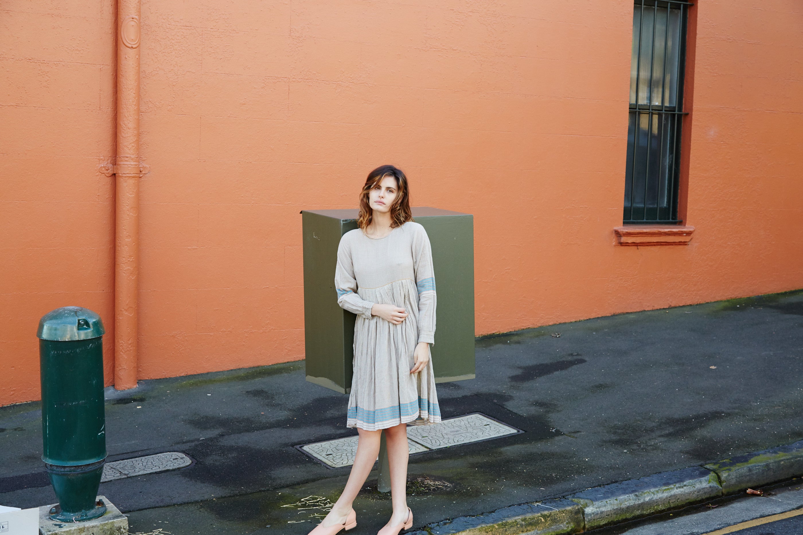 MADRAS CHECKED PLEAT DRESS, BROWN/WHITE - SAAKI